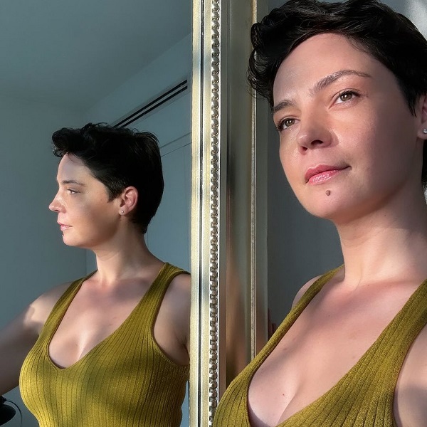 maria dinulescu tunsa scurt cu un maiou verde in oglinda