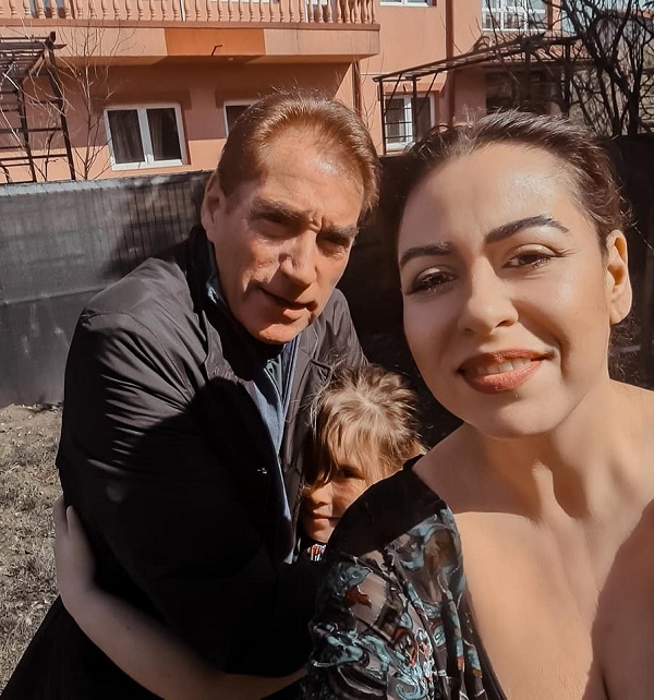 oana roman face un selfie cu ea si tatal ei petre roman cand isi tine nepoata in brate