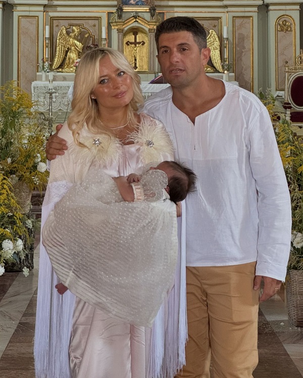 laura cosoi alaturi de sotul ei isi tin fiica pe aida in brate la botez imbracati in alb