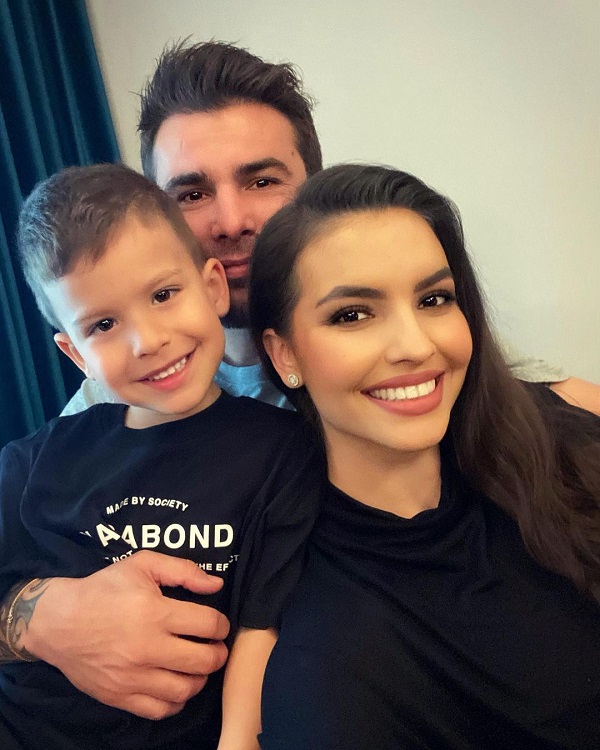 adrian mutu isi imbratiseaza sotia si copilul intr-un selfie, toti sunt imbracati in negru