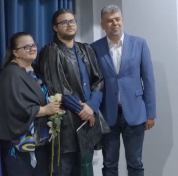 marcel ciolacu si sotia sa roxana alaturi de fiul lor