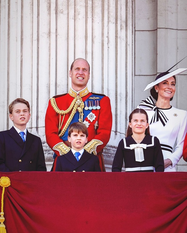 familia regala formata din kate middleton printul charles si copiii lor la balconul palatului buckingham