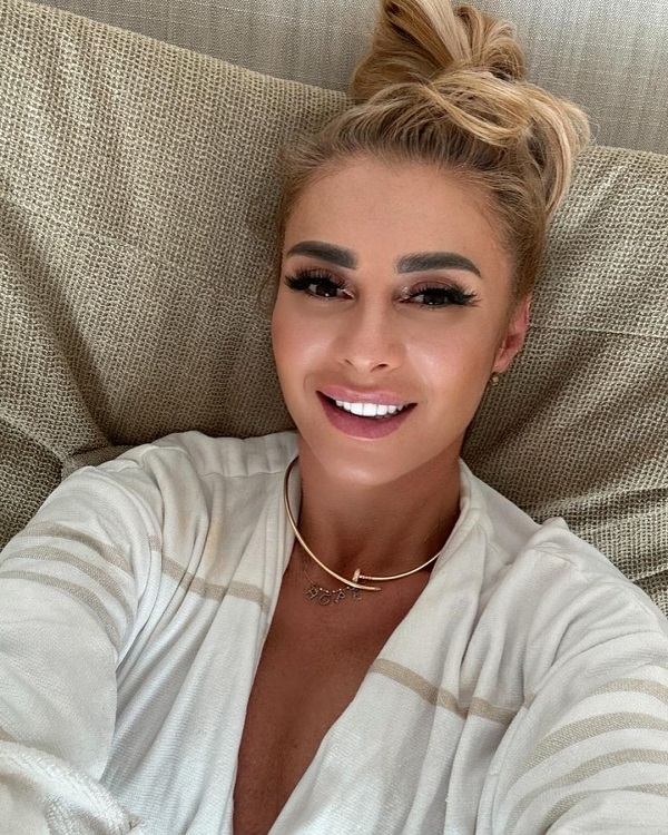 anamaria prodan in halat alb abia trezita din somn