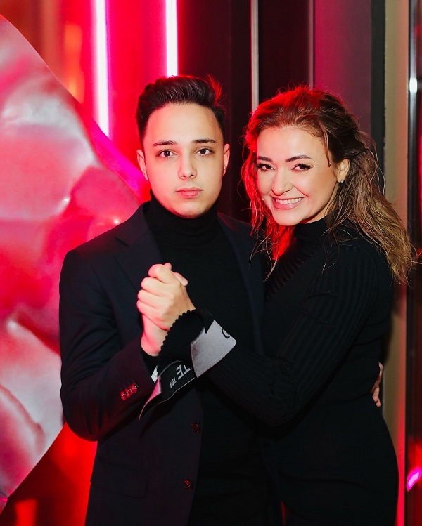 cristina batlan imbracata in negru isi tine fiul in brate amandoi la un eveniment