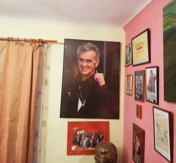 imagine din casa ancai pandrea cu un tablou mare cu iurie darie pe un perete