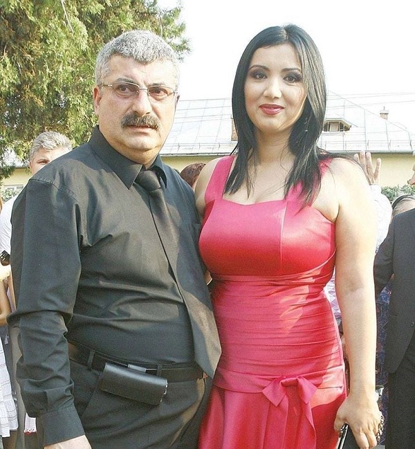 adriana bahmuteanu in rochie rosie alaturi de prigoana imbracat in negru