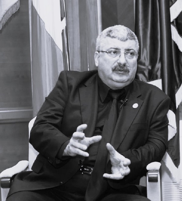 silviu prigoana imbracat in negru stand pe un fotoliu gesticuleaza cu mainile