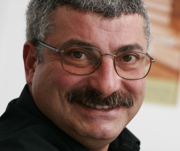 silviu prigoana cu mustata foto in care zambeste