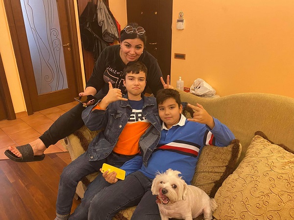 adriana bahmuteanu se joacă pe canapea alaturi de copiii ei
