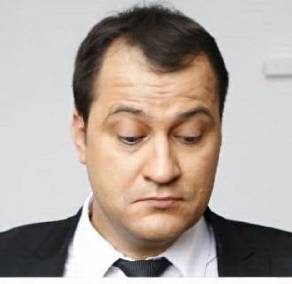 serban huidu in tinerete se uita curios la ceva