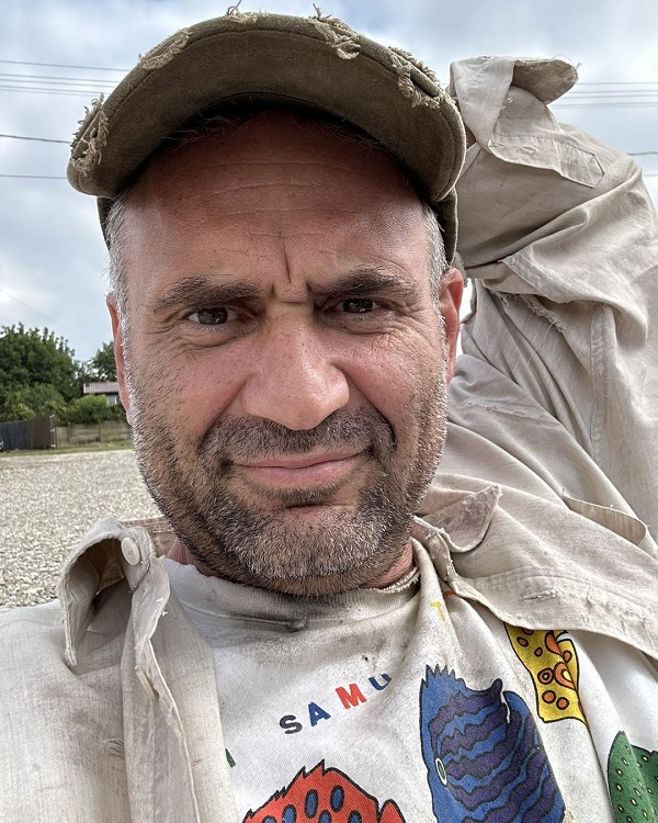 celentano imbracat casual duce mana la ceafa pe sapca