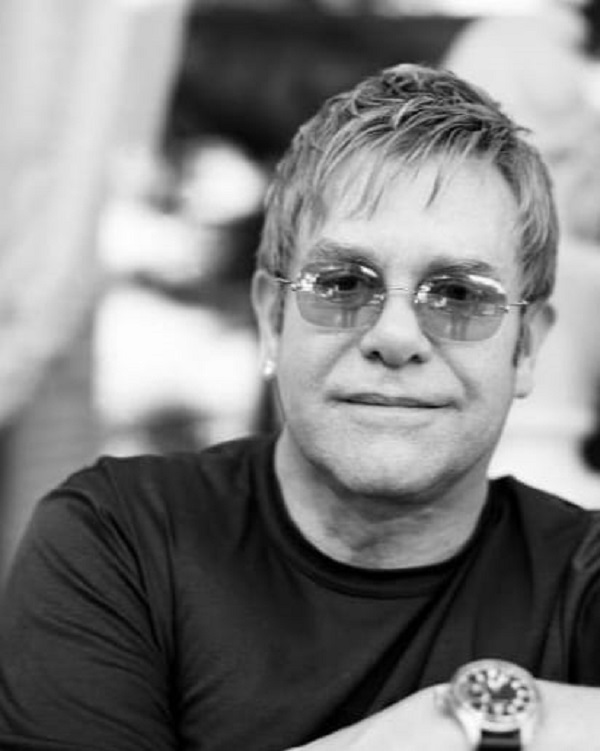 elton john cu ochelari rotunzi la ochi imbracat in tricou negru