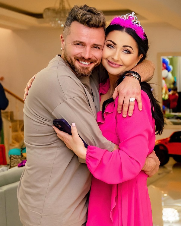 gabriela cristea imbracata in roz isi imbratiseaza sotul