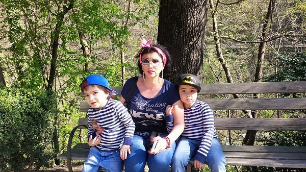 adriana bahmuteanu alaturi de copiii ei pe o banca in natura