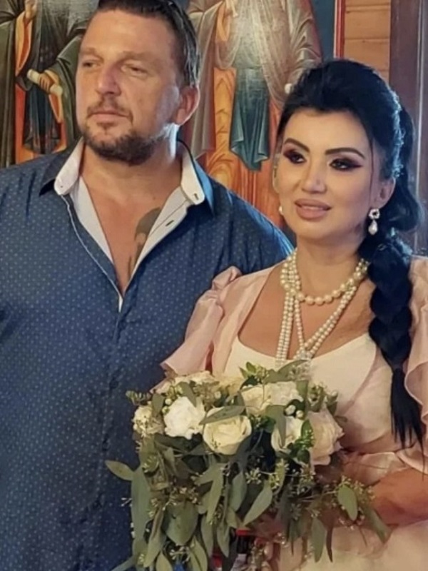 adriana bahmuteanu cu un buchet de flori in mana alaturi de george restivan