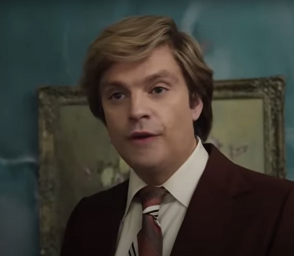 sebastian stan in rolul lui donald trump imbracat in costum maro