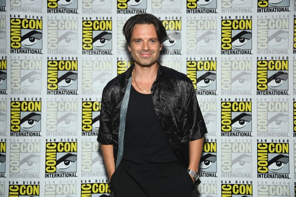 sebastian stan sta cu mainile in buzunare la un eveniment