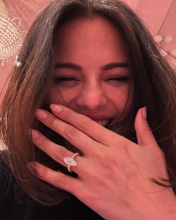 selena gomez rade si arata inelul de logodna la camera