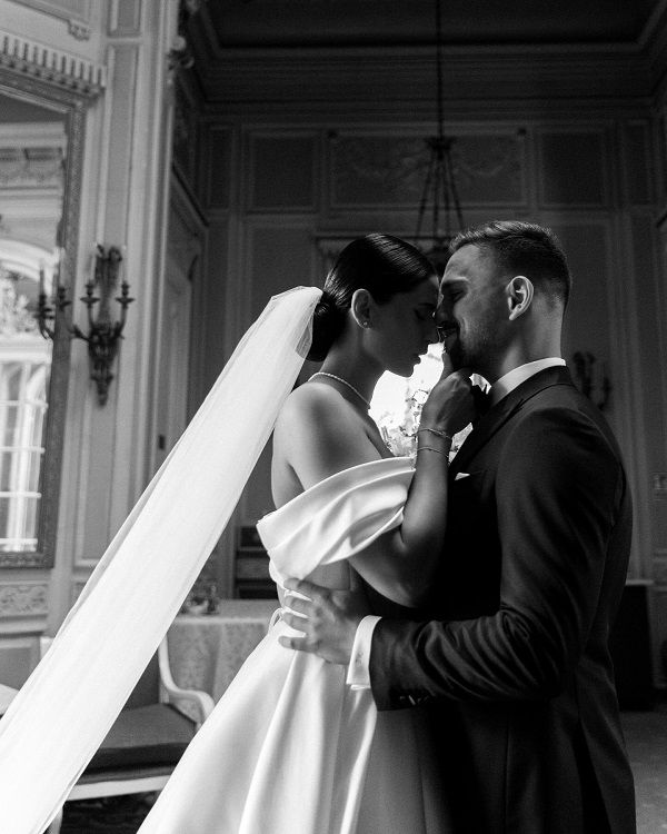 vlad gherman imbracat in mire o saruta pe frunte pe sotia lui imbracata in mireas