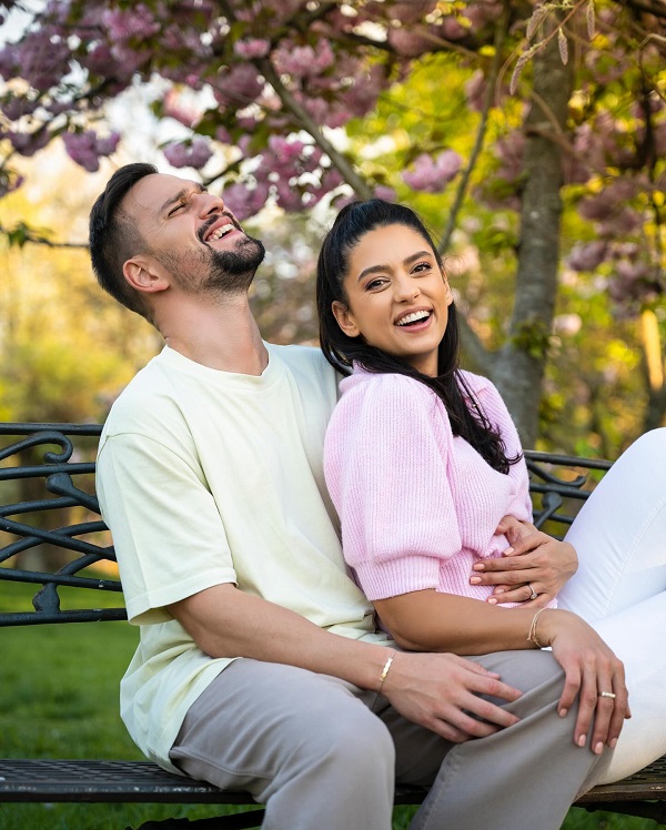 vlad gherman isi tine in brate sotia pe o banca in natura