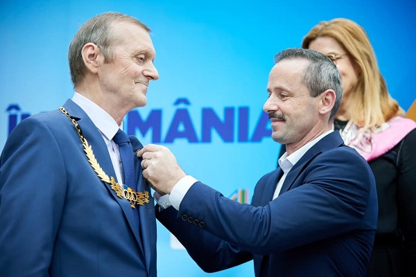 marius urzica ii pune la gat lui dan grecu colanul de aur