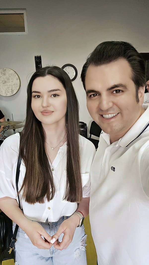 igor cuciuc imbracat in camasa alba alaturi de fiica lui imbractaa in alb