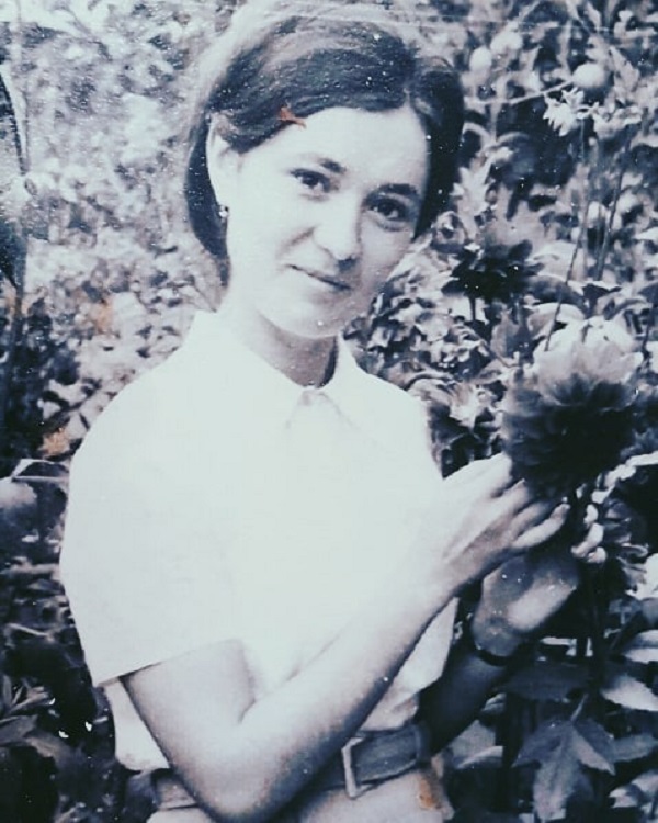 poza alb negru cu mama biologica a andreei marin tinand in mana o floare