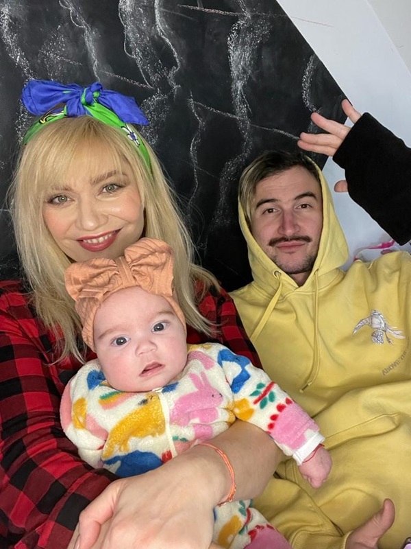 cristina cioran alex dobrescu si ema in pat se joaca si fac un selfie