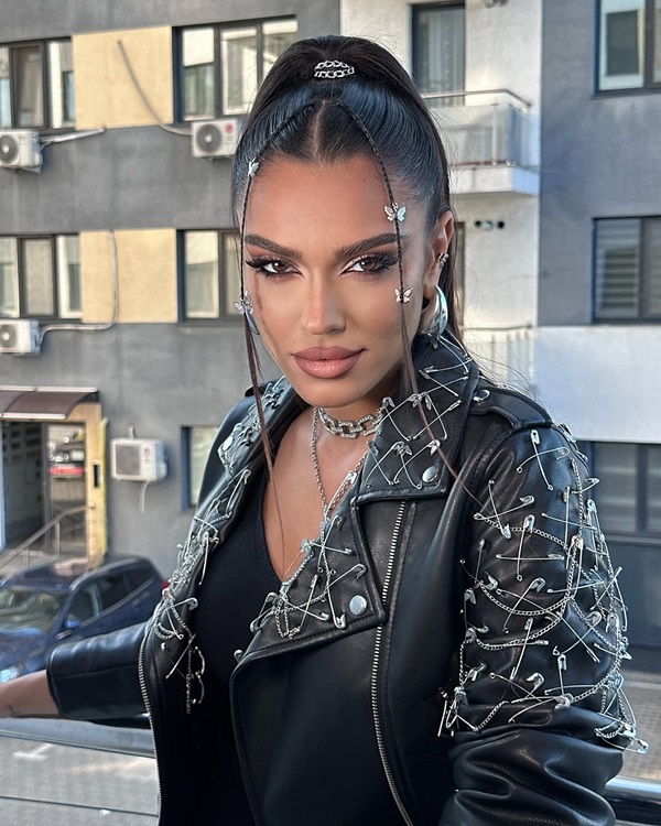 karmen minune in geaca de piele si cu fluturasi in par