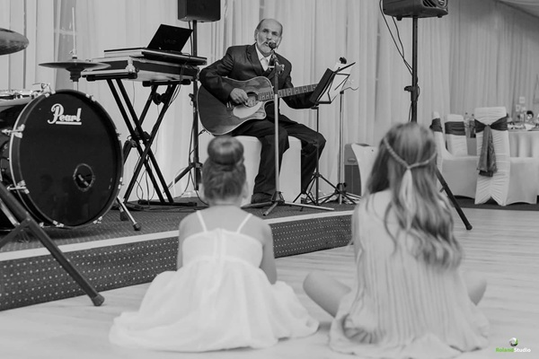 vasile leva canta la chitara in fata a doua fete