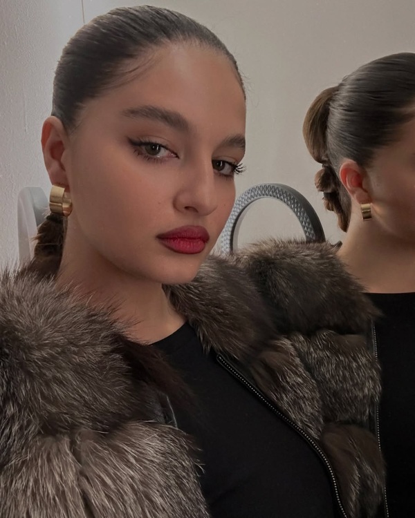 carmina varciu cu  haina de blana si parul prins isi face un selfie in oglinda