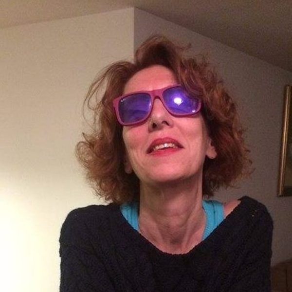 printesa brianna caradja intr o bluza neagra cu ochelari de soare la ochi