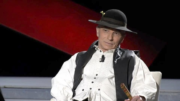 grigore lese imbracat in costum popular sta pe un scaun la o emisiuune