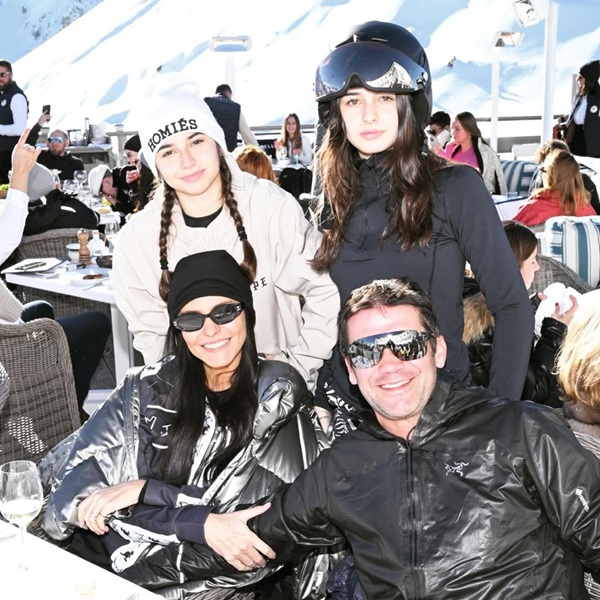 adelina si cristi chivu impreuna cu fetele lor imbracati in costume de schi la munte