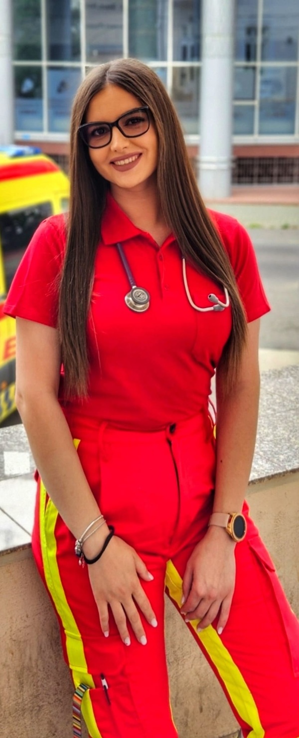 maria ligia imbracata in costum rosu de asistent medical