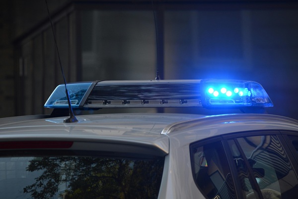 lumina albastra pe o masina alba de politie parcata