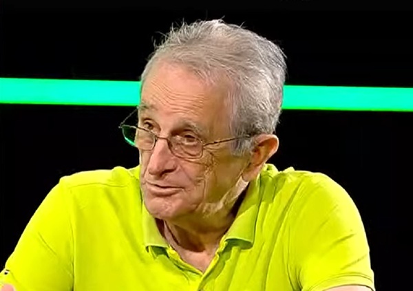 cristian gatu imbracat in galben este invitat la o emisiune si da declaratii
