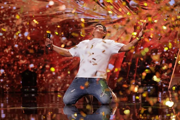 marius moldovan a primit golden buzz si se bucura in genunchi