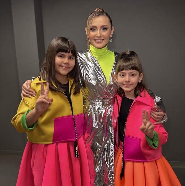 alina sorescu impreuna cu cele doua fiice ale sale imbracate in rochii asemanatoare