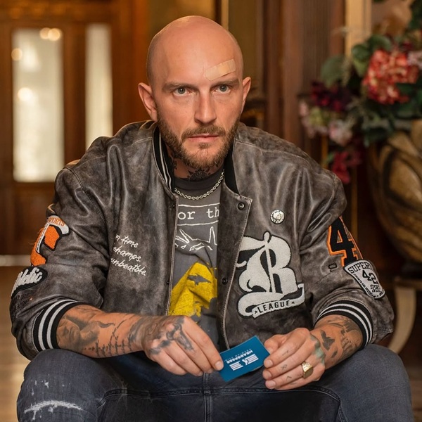 catalin bordea cu bandaj la frunte tine in mana un card