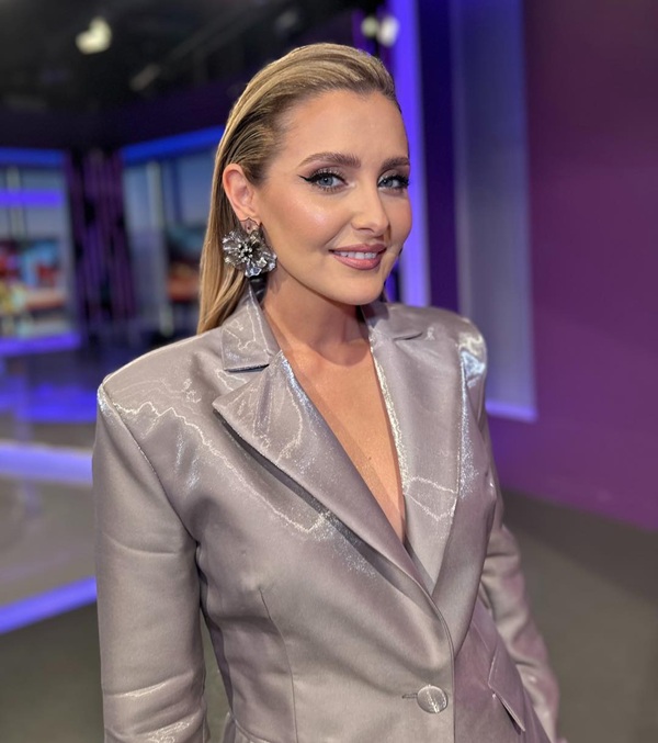 alina sorescu in costum argintiu pe platoul de filmare a unei emisiuni