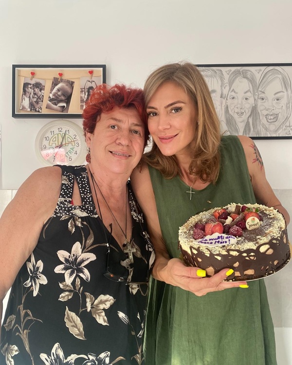 roxana ciuhulescu imbracata in verde cu un tort in mana este alaturi de mama sa cu parul roscat