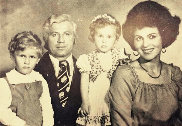 portret de familie cu irina loghin sotul ei si cei doi copii alb negru