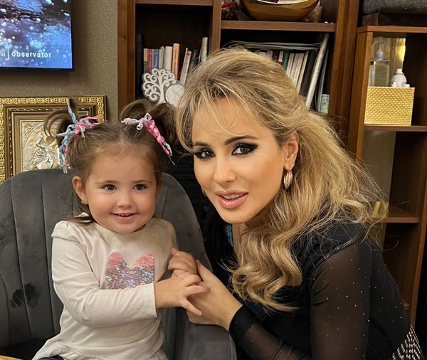 fiica lui irina loghin, irinuca cernea alaturi de fetita ei blonda