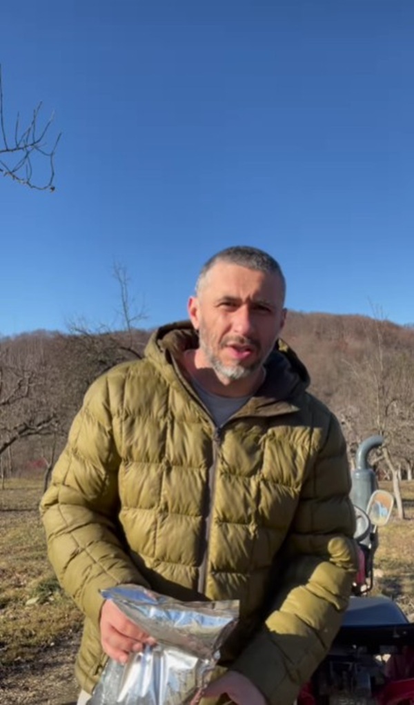 dragos bucur in geaca kaki tine in mana o punga de tratament pentru pomi