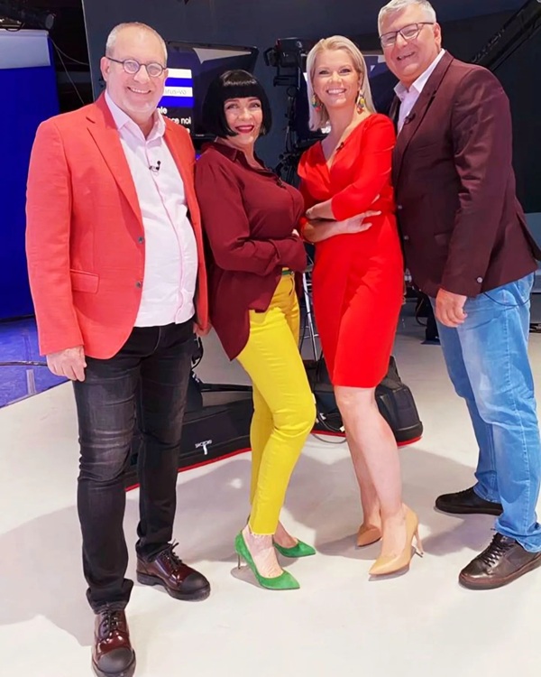 florin busuioc alaturi de neti sandu mihai dedu si lavinia petrea in platoul stirilor pro tv