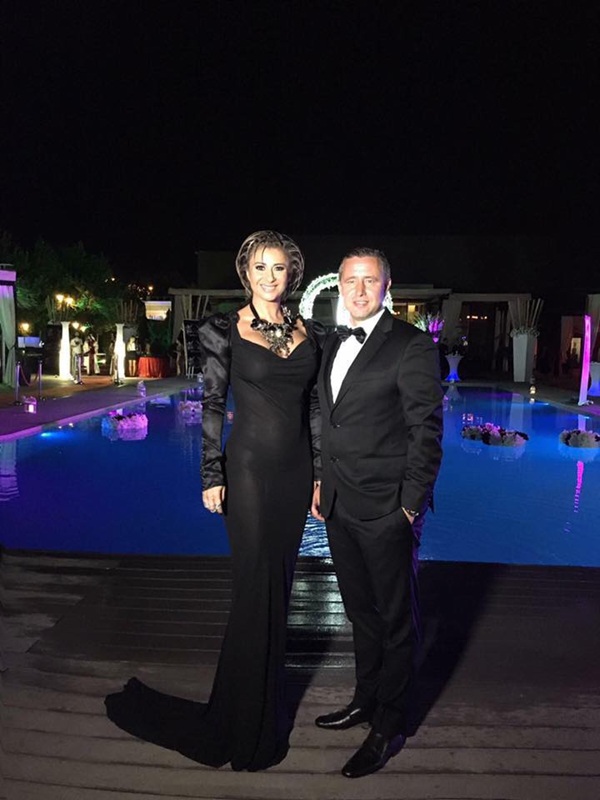 anamaria prodan alaturi de laurentiu reghecampf in fata unei piscine amandoi imbracati elegant in negru