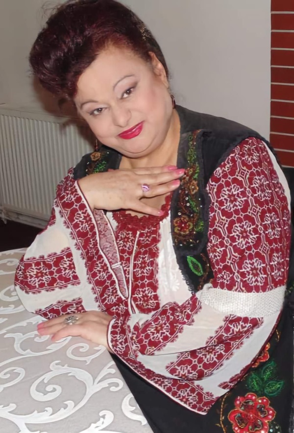 mariana edulescu imbracata in costum popular sta la masa