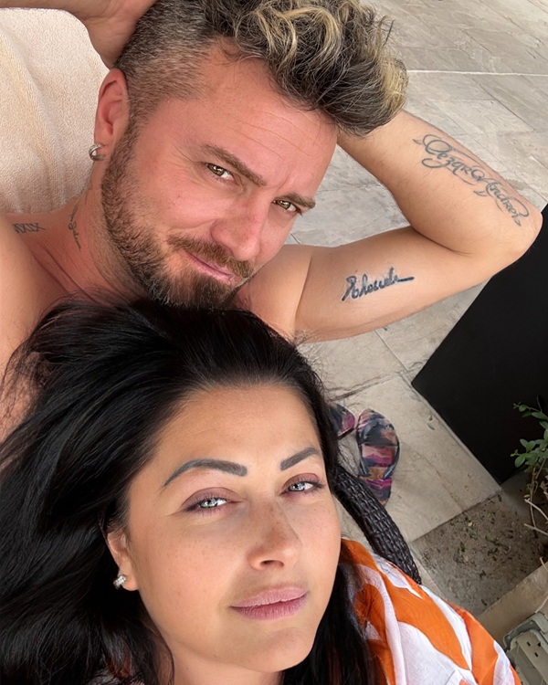 gabriela cristea sta pe pieptul sotului ei si isi face un selfie fiind la plaja
