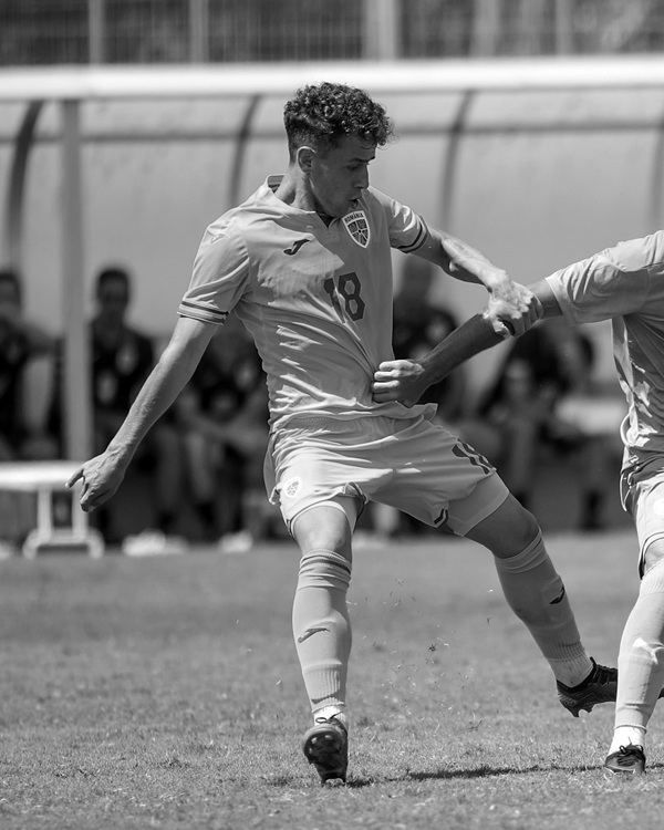luca manolache da pase pe terenul de fotbal foto alb negru